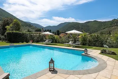 Image de Villa delle Viole: An elegant and welcoming two-story apartment that is part of a villa immersed in a splendid landscape, in a lovely little hamlet, with Free Wi-Fi.