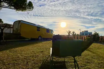 Image de Sleeping in the Historic Bus 15 minutes from Seville surrounded by nature