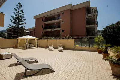 Image de Appartamento vicino al mare con terrazza sul cuore verde di Sorrento