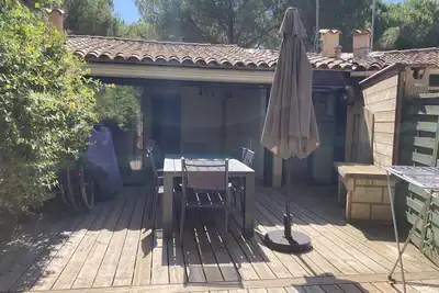 Image de Pavillon dans une résidence ombragée avec piscine