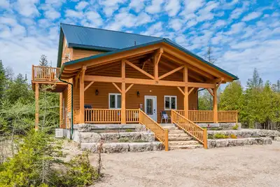 Image de Rustic Luxury: Saw N' LogzzZ Cabin Getaway