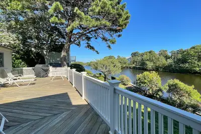 Image de Popponesset Waterfront home; 4-bedrooms, 3 baths, sleeps 8, A/C, outdoor shower