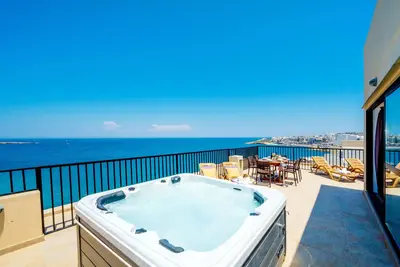 Image de Islet Promenade Penthouse avec jacuzzi sur une grande terrasse