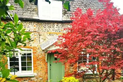 Image de Beautiful, traditional rural cottage