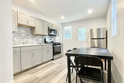 Image de Newly Renovated Baseball Townhouse