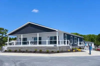 Image de Family fun-beach, marina, pools, pet friendly!