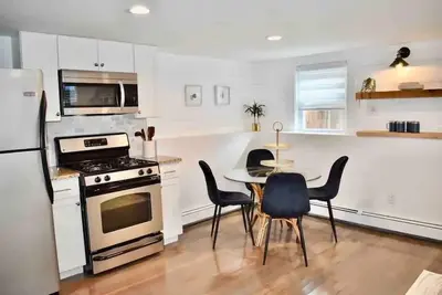 Image de Anchors Away Inn 2 Br Apt 1 min walk to the Beach King & Queen