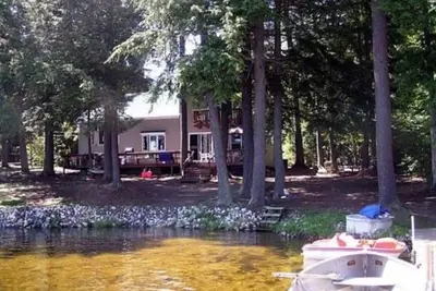 Image de Lakefront home on the western shore of Thompson Lake