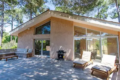 Image de Villa Moderne avec grande Terrasse Sous Les pins