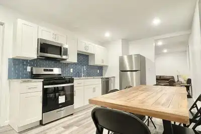 Image de Completely Renovated Baseball Townhouse