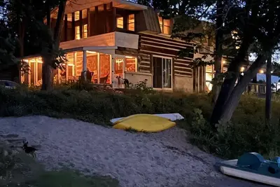 Image de Cozy rustic log cottage with small private beach, 3 fireplaces and lots of space