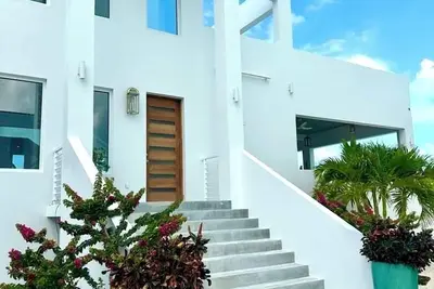 Image de C House Villa. Beautiful 5 bedroom house in Long Bay Hills, Providenciales