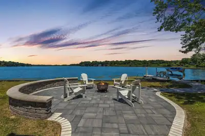 Image de Landmark Lakehouse - luxury living in Plx!
