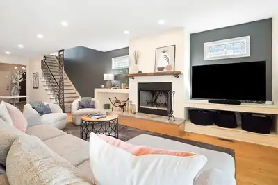 Image de The Emerald Manor | Chef's Kitchen | Movie Room