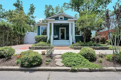 Image de Cozy, Light Filled Bungalow - Freshly Updated and Convenient