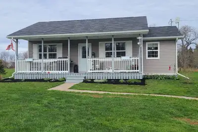 Image de 2Bdr rural home w firepit, front & back decks w Bbq. 10 mins to all amenities!