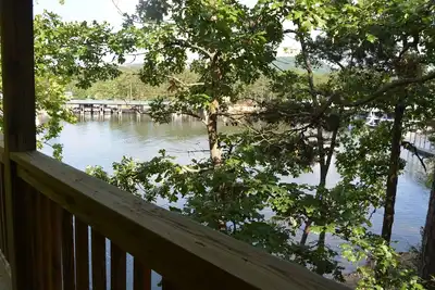 Image de Lake view two bedroom, two bath log-sided, luxury Harbor North loft cottage with hot tub overlooking Lake Ouachita. by RedAwning