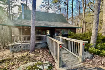 Image de Forest View two bedroom, two bath Harbor North luxury loft cottage with private hot tub o Lake on Ouachita. by RedAwning