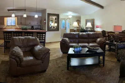 Image de Lake view three bedroom, three bath Harbor North luxury cottage with private hot tub overlooking Lake Ouachita. by RedAwning