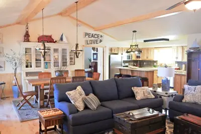 Image de Lake view three bedroom, three bath cottage with private hot tub overlooking Lake Ouachita. by RedAwning