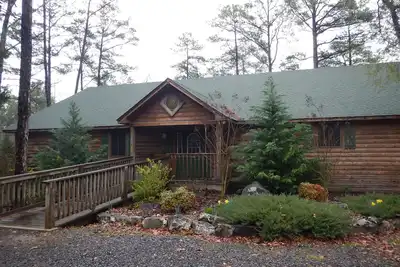 Image de Lake view three bedroom, three bath cottage with private hot tub overlooking Lake Ouachita. by RedAwning