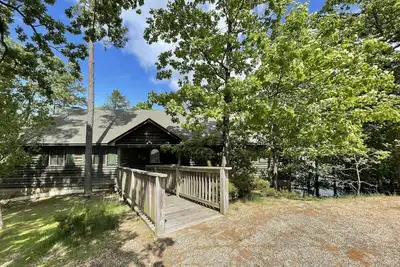 Image de Lake view three bedroom, three bath log-sided cottage with private hot tub overlooking Lake Ouachita. by RedAwning
