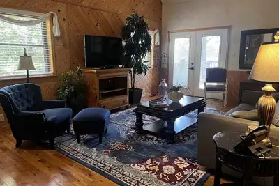 Image de Lake view two bedroom, two bath loft, log-sided cottage with private hot tub overlooking Lake Ouachita. by RedAwning