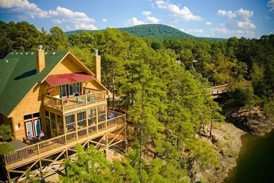 Image de Magnificent Four Bedroom, Two 1/2 Bath luxury, log-sided Harbor North cottage with incredible views of Lake Ouachita. by RedAwning