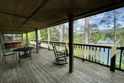 Image de C8, Two bedroom, two bath log-sided, lake view luxury cottage with hot tub by RedAwning
