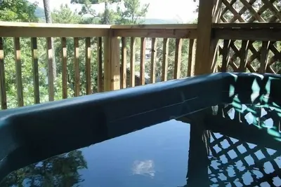 Image de Lake view two bedroom, two bath log-sided cottage with private hot tub overlooking Lake Ouachita. by RedAwning