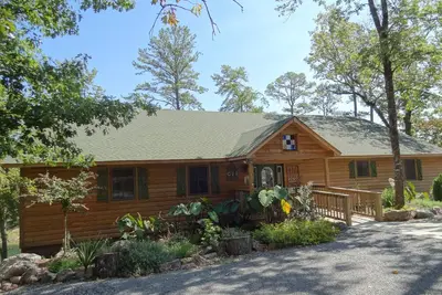 Image de Luxury three bedroom, three bath cottage with  hot  overlooking Lake Ouachita. by RedAwning