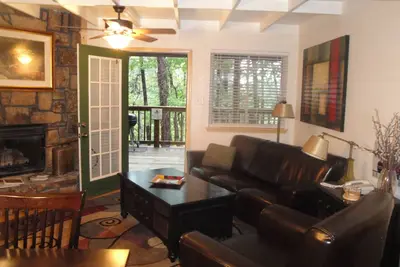 Image de Mountain Harbor Forest View Lodge cottage by RedAwning