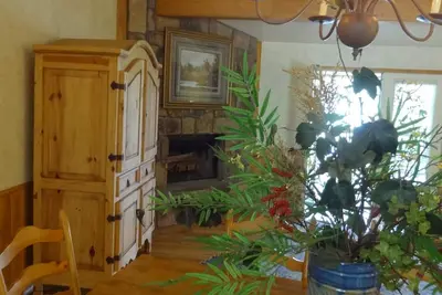 Image de C16, Two bedroom, two bath, log-sided Harbor North luxury cottage with hot tub overlooking Lake Ouachita. by RedAwning