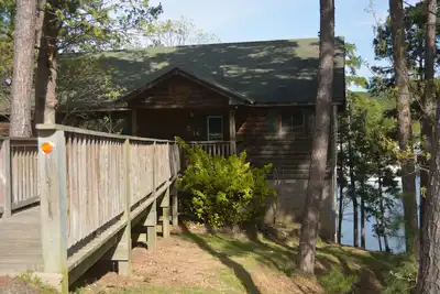 Image de Two bedroom, two bath, log-sided, luxury Harbor North cottage overlooking Lake Ouachita. by RedAwning