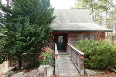 Image de Luxury, loft, log-sided two bedroom Harbor North cottage on Lake Ouachita. by RedAwning