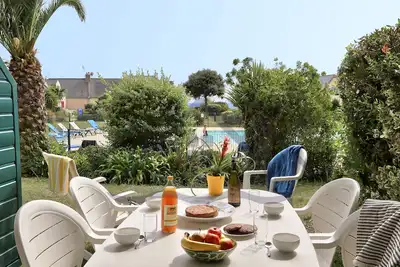Image de LocaLise - A06 - Logement de plain-pied face piscine et mer