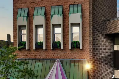 Image de Downtown Apartment! Large, Cozy, Family friendly private oasis in city center!
