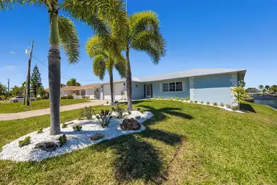 Image de Baby & Fur Friendly Home with Pool, Boat Dock, Games