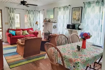 Image de Classic coastal cottage with screened deck, hammock & washer/dryer