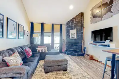 Image de Modern two-story condo with balcony, hot tub access, & fireplace