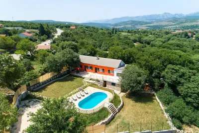 Image de Belle maison Ă Kastel Zegarski avec.