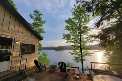 Image de Waterfront Location. Panoramic Views. Cozy Comforts. Treehouse Tranquility.