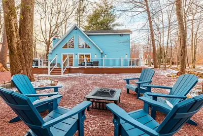 Image de Hot Tub ~ Luxury Pocono Chalet ~ lake ~ Pool ~ firepit ~ Game Room
