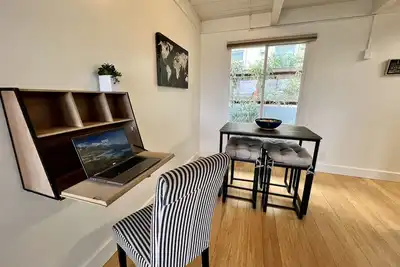Image de Quiet Garden Escape with Sunset View Walkable to Train, Shops, Belmont Apt. 1/1