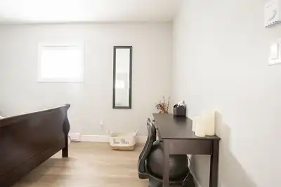 Image de Private 2 bedroom home, Pet friendly and Ev ready 5 min from airport