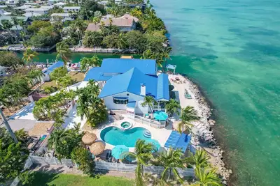 Image de Custom Pool home with Dazzling Ocean Views of the crystal clear Florida Keys waters!
