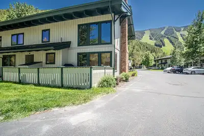 Warm Springs Condo - pool, hot tub, walk to ski lifts!