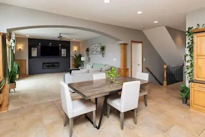 Image de Executive Living 2min to Jordan Creek 6 bed/5 bath near Jordan Creek Mall!