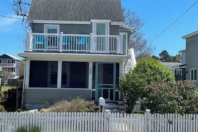 Image de Oysterhaven Cottage with partial Water views! New balcony! Close to Fairgrounds!