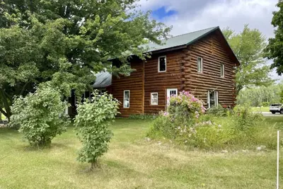 Image de Large private farm home